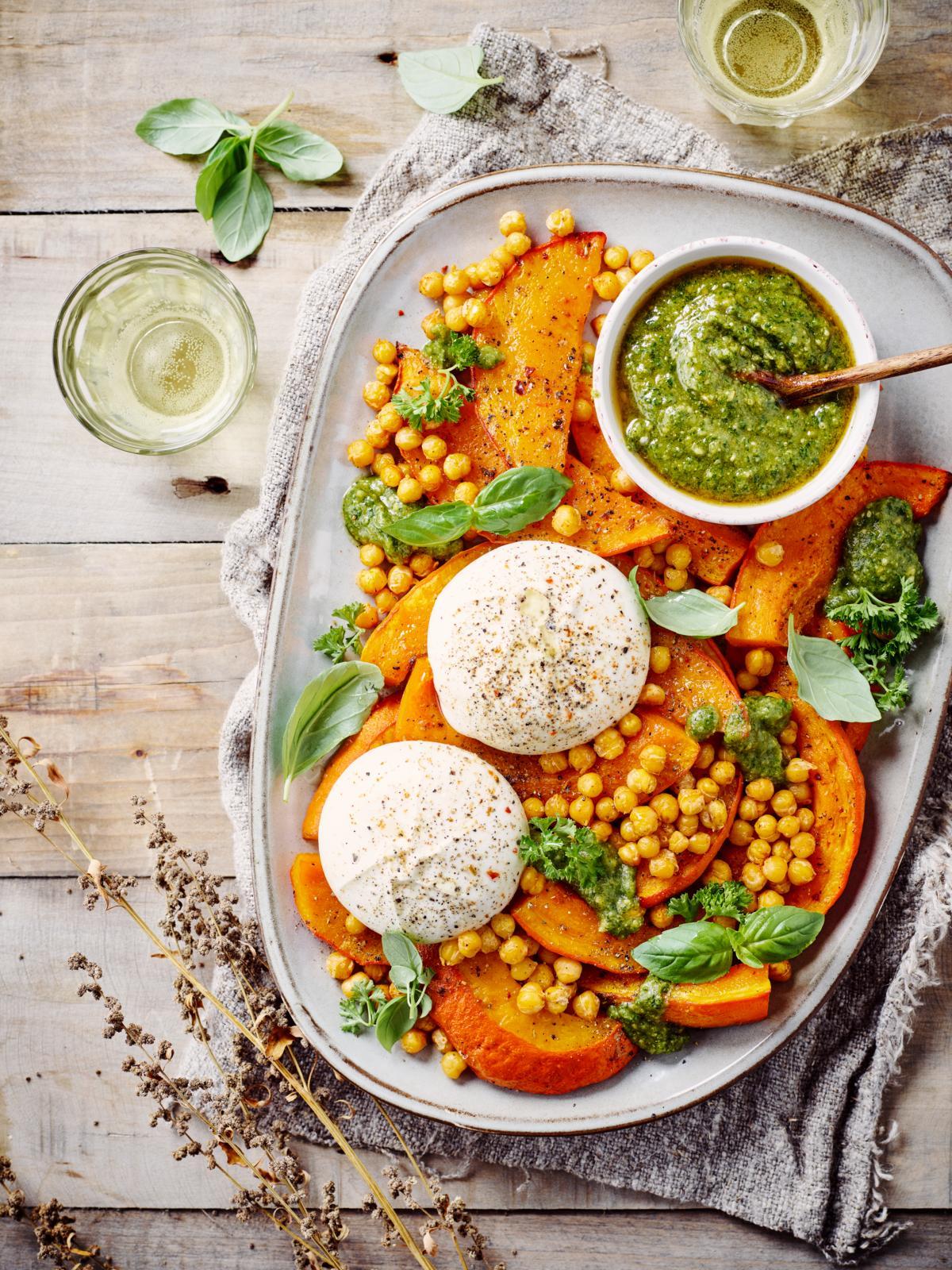 Salade van geroosterde pompoen, gepofte kikkererwten en burrata